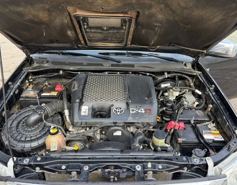 TOYOTA  HILUX